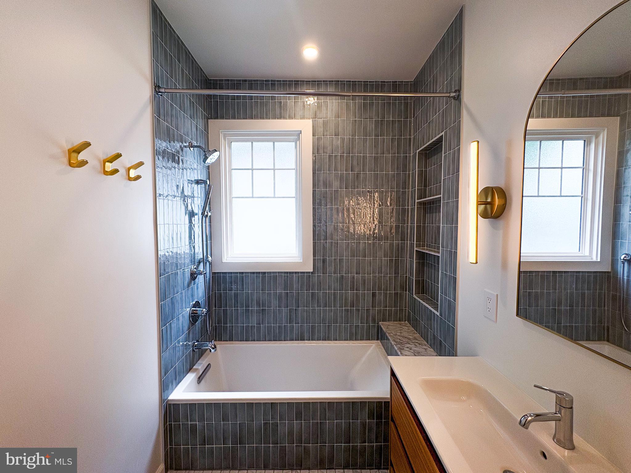 27 W WYATT AVE
