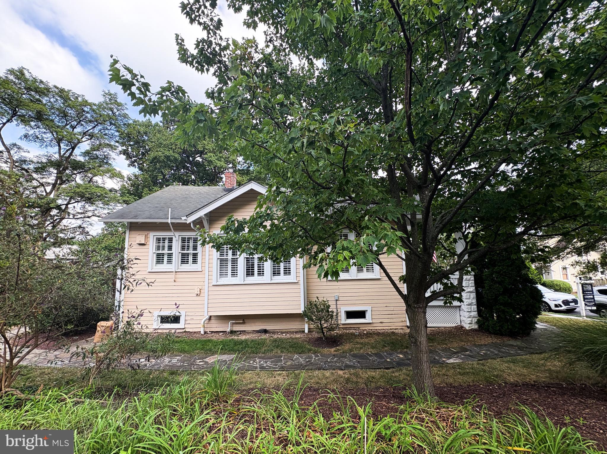 27 W WYATT AVE