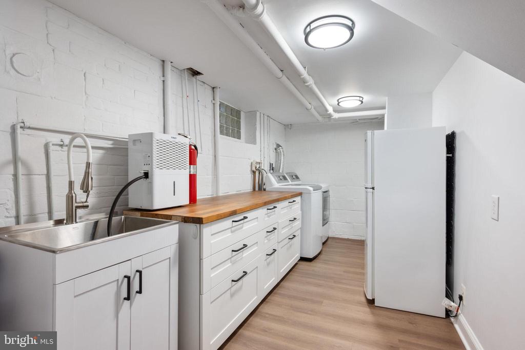 607 W VIEW TERRACE
