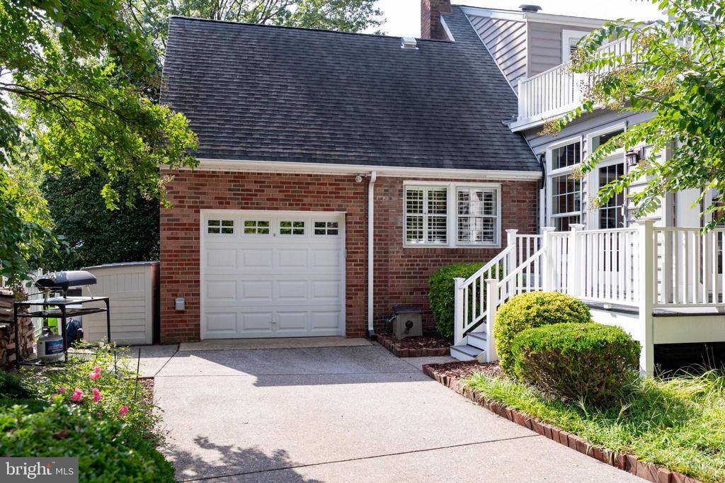 607 W VIEW TERRACE