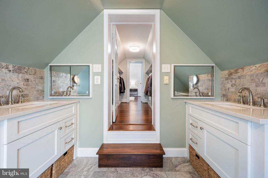 607 W VIEW TERRACE