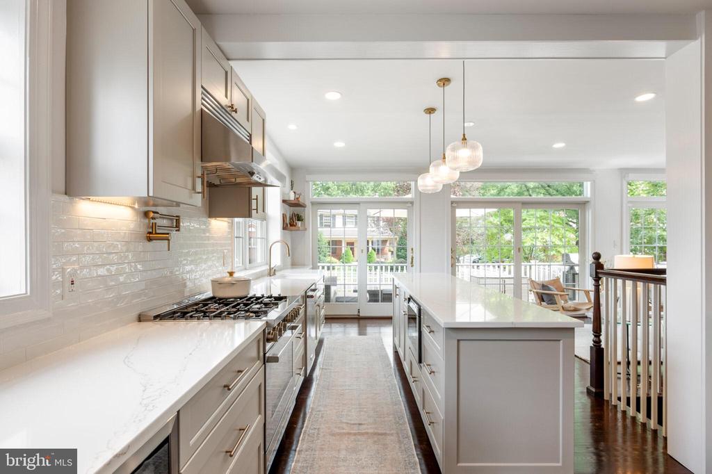 607 W VIEW TERRACE