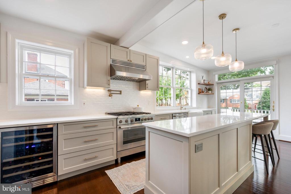 607 W VIEW TERRACE