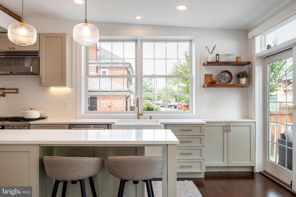 607 W VIEW TERRACE