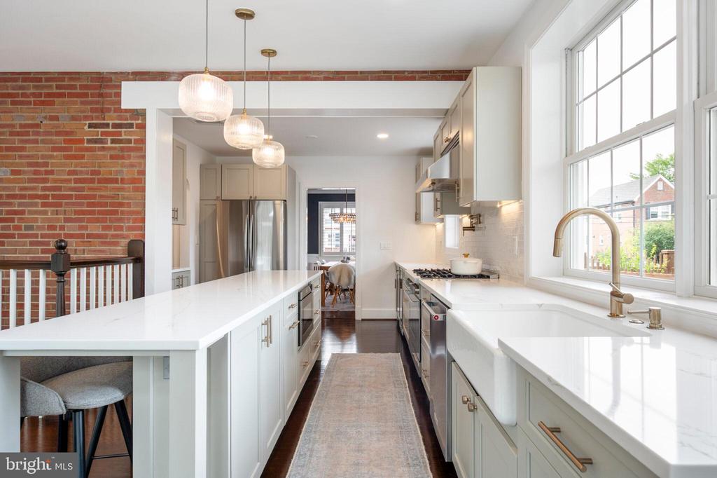 607 W VIEW TERRACE