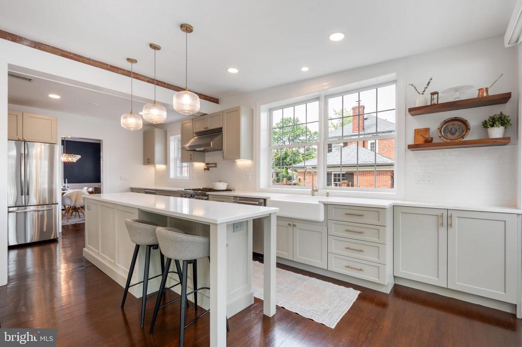 607 W VIEW TERRACE