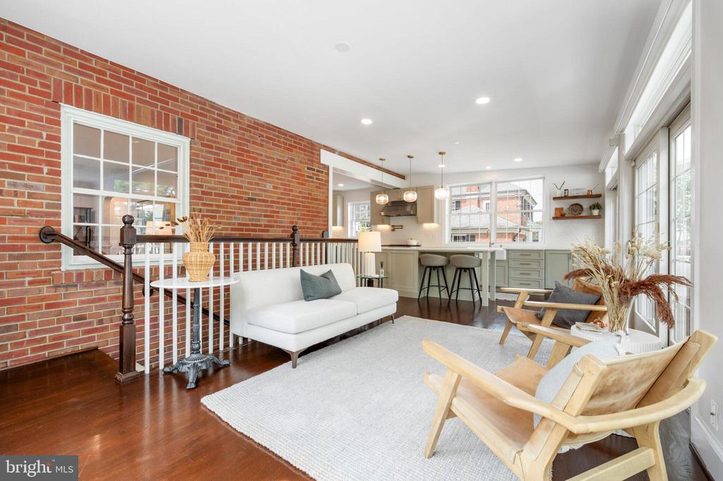 607 W VIEW TERRACE