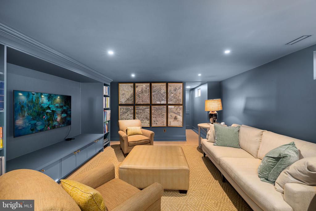 1 W OAK STREET
