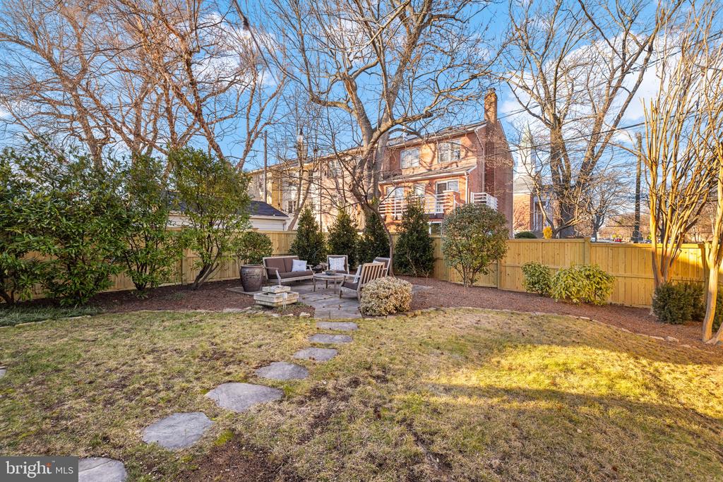 1 W OAK STREET