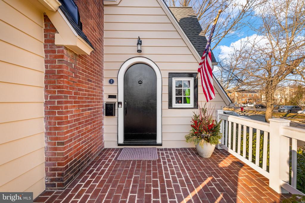 1 W OAK STREET