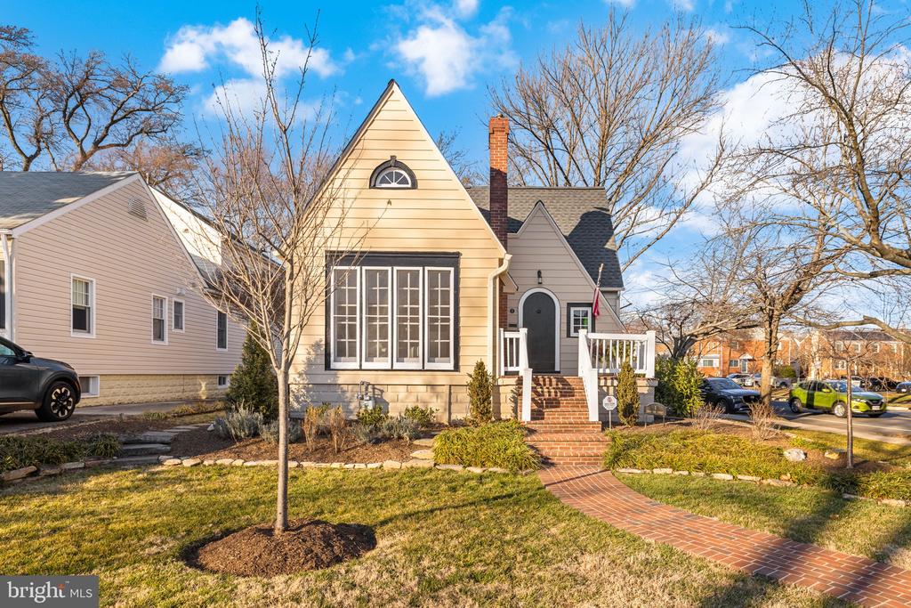 1 W OAK STREET