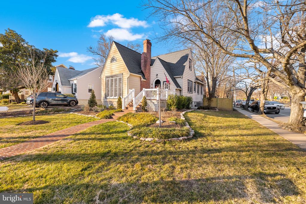 1 W OAK STREET