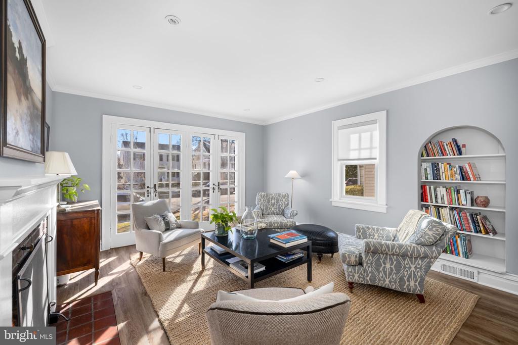 1 W OAK STREET