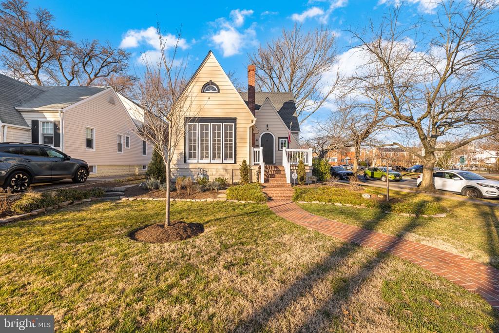 1 W OAK STREET