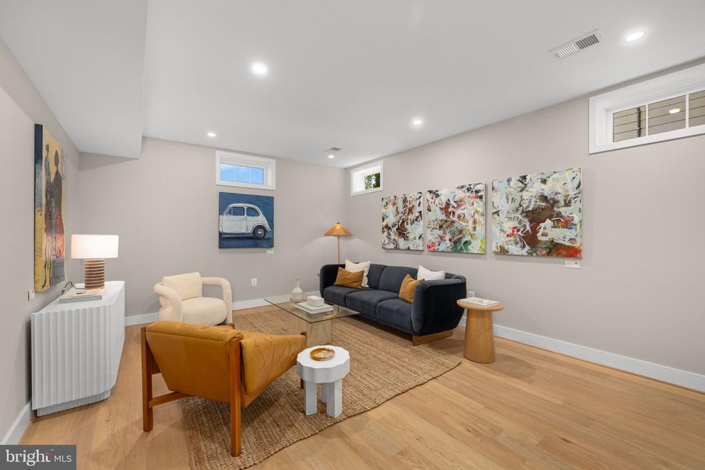 25 W WYATT AVENUE
