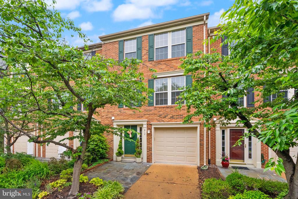 917 ROLFE PLACE