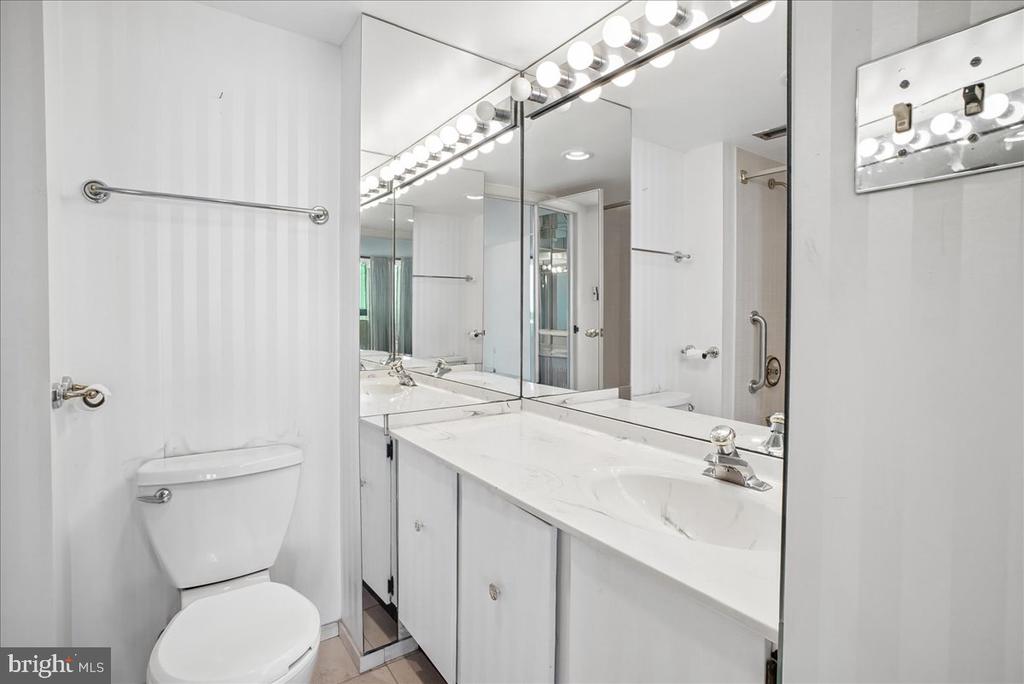 400 MADISON STREET Unit: 1804