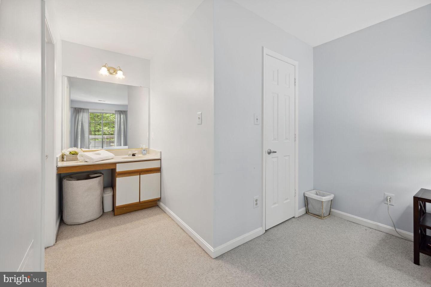 2221 Lovedale Ln #206b