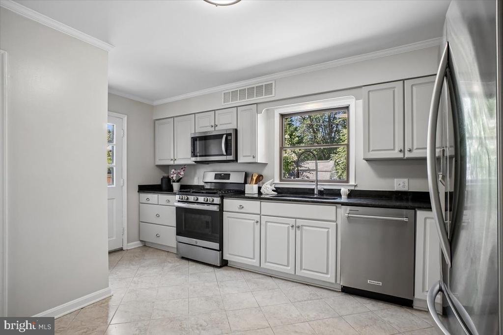 6016 WILLIAMSBURG ROAD