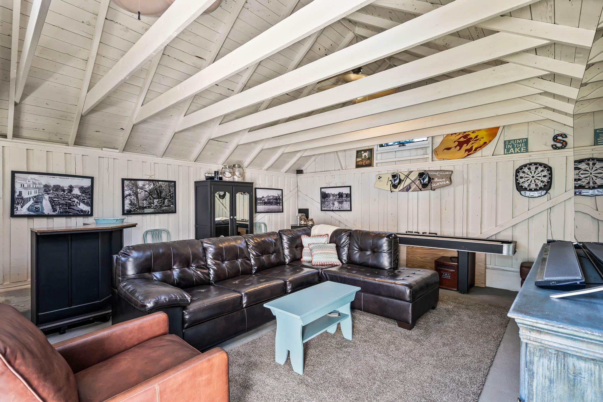 5602 W Lake Dr