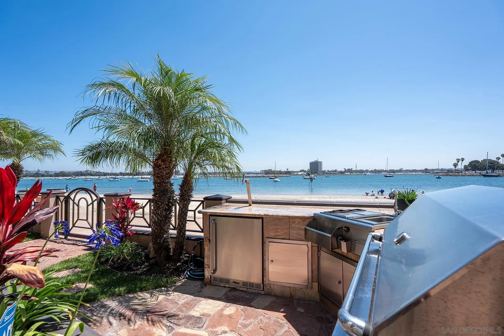 2741 Bayside Walk