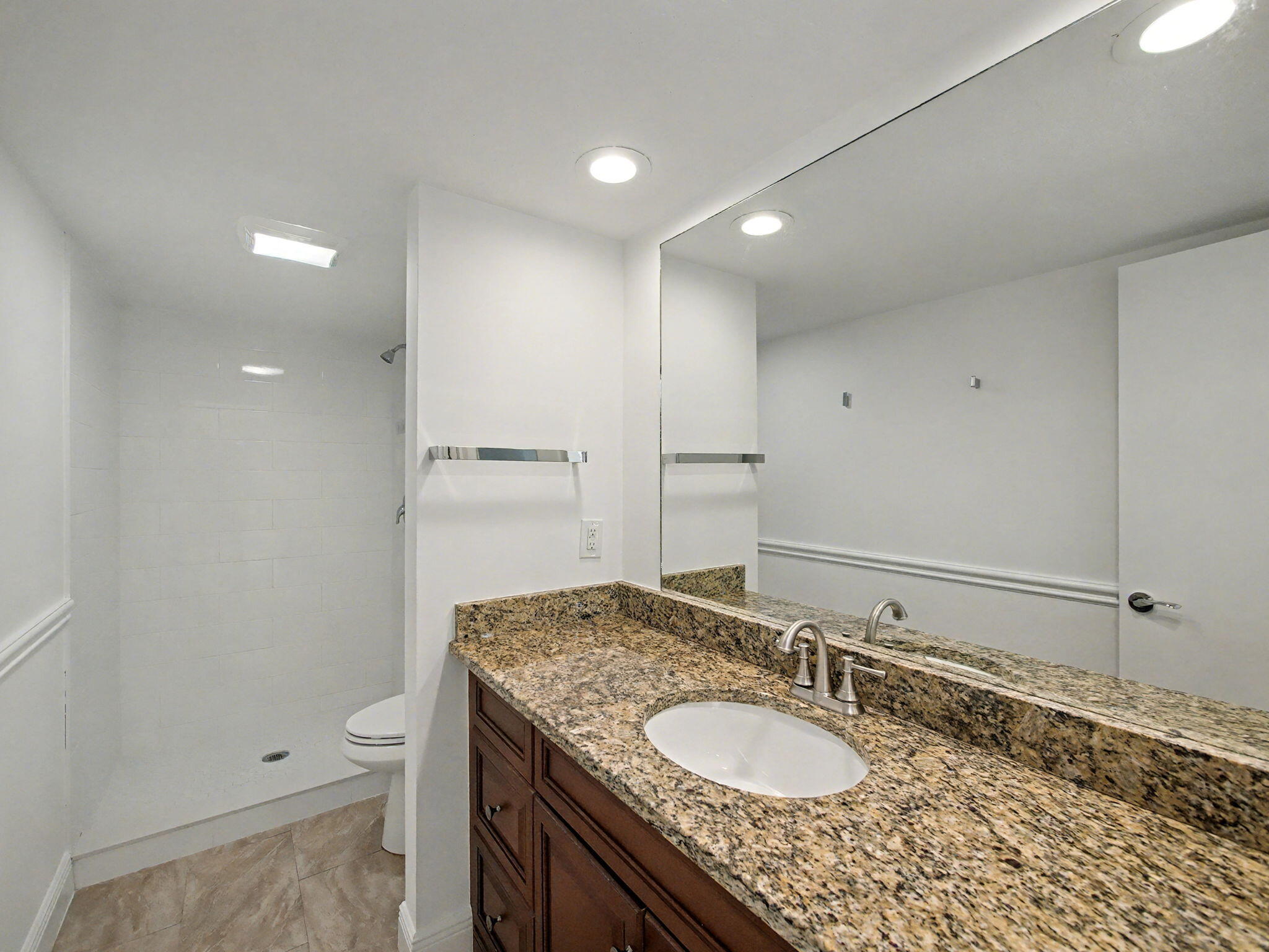 825 Center Street 12a