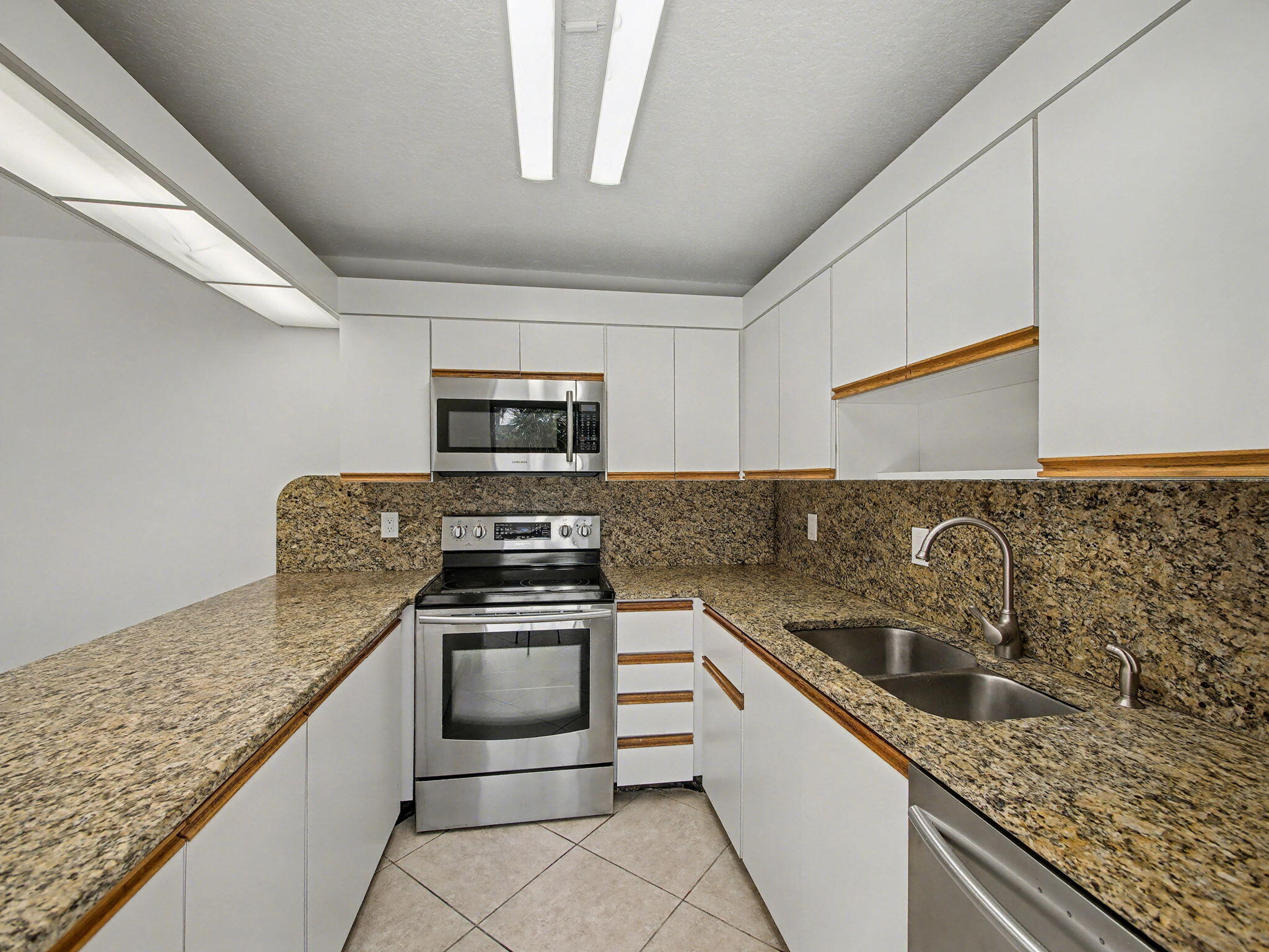 825 Center Street 12a