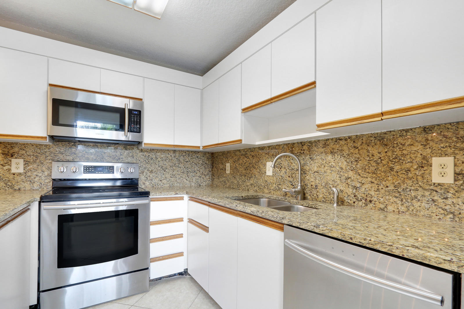 825 Center Street 12a