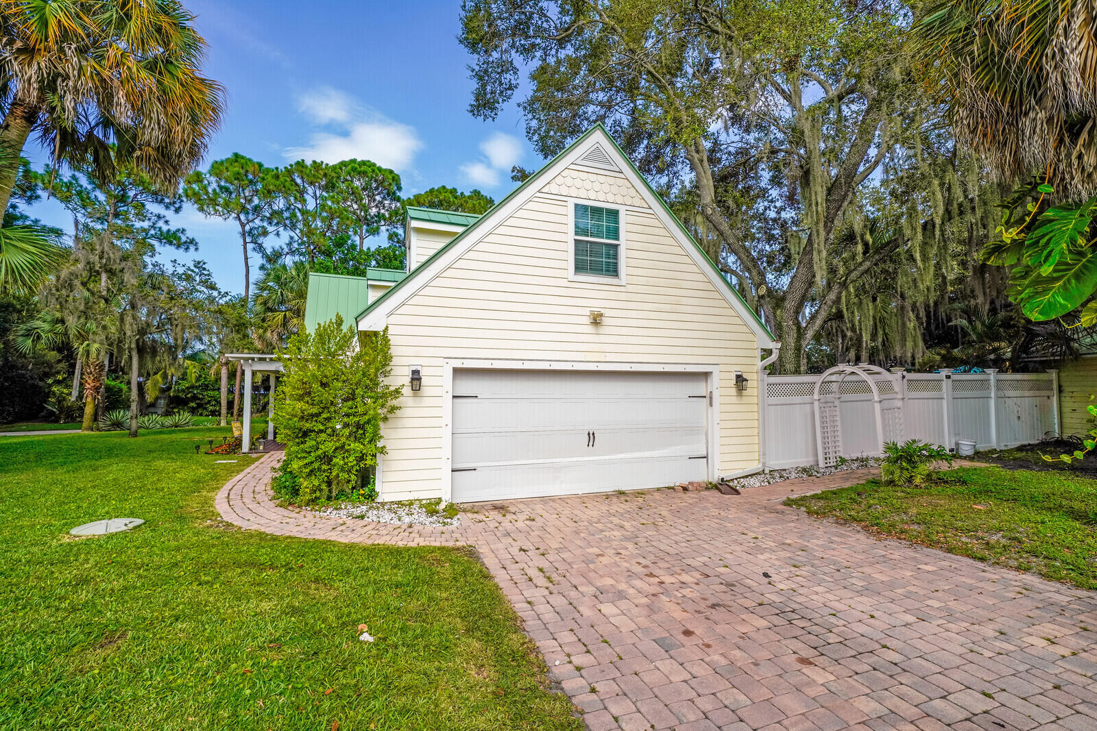 865 SW Magnolia Bluff Drive