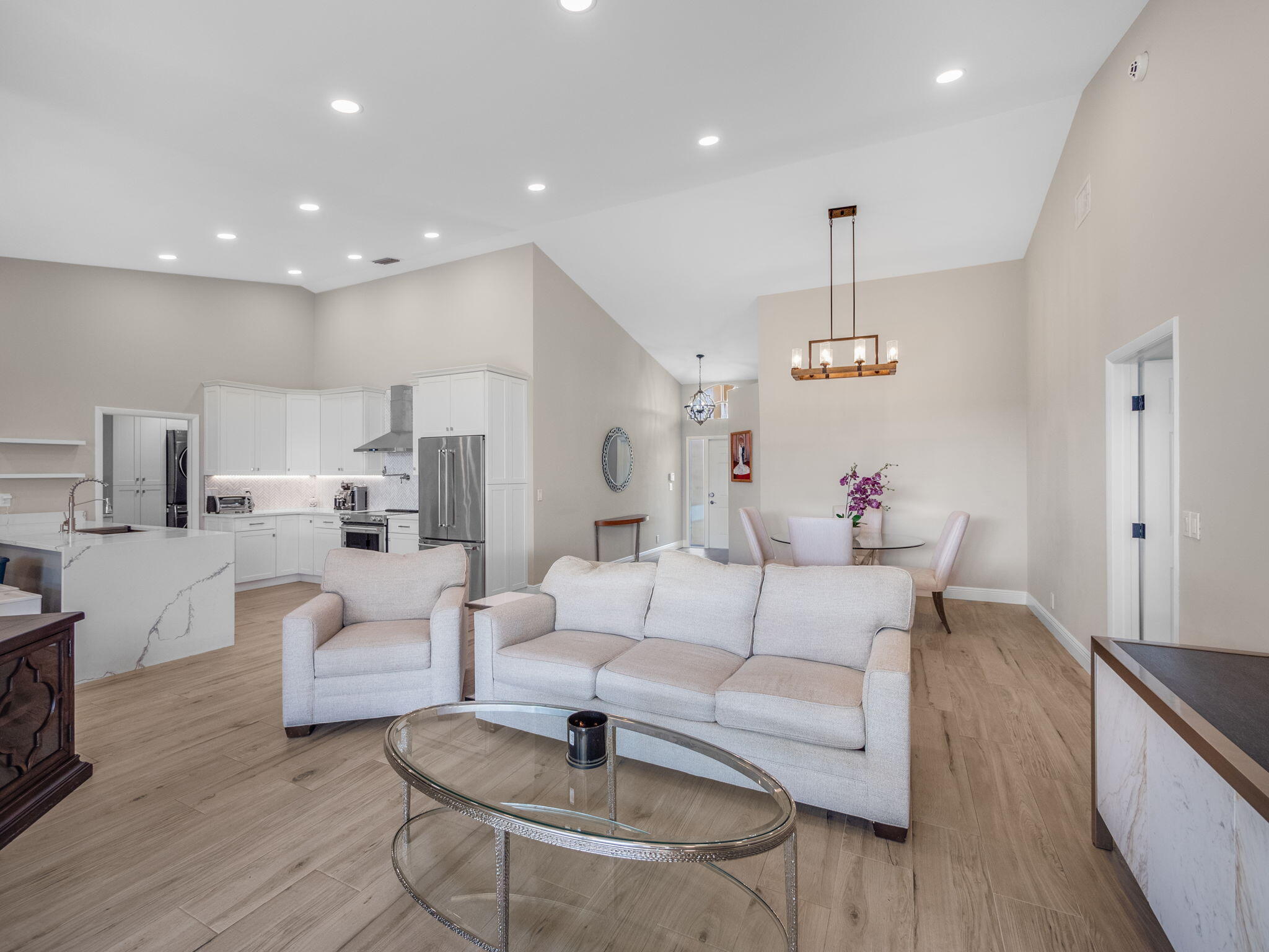 1095 Roble Way