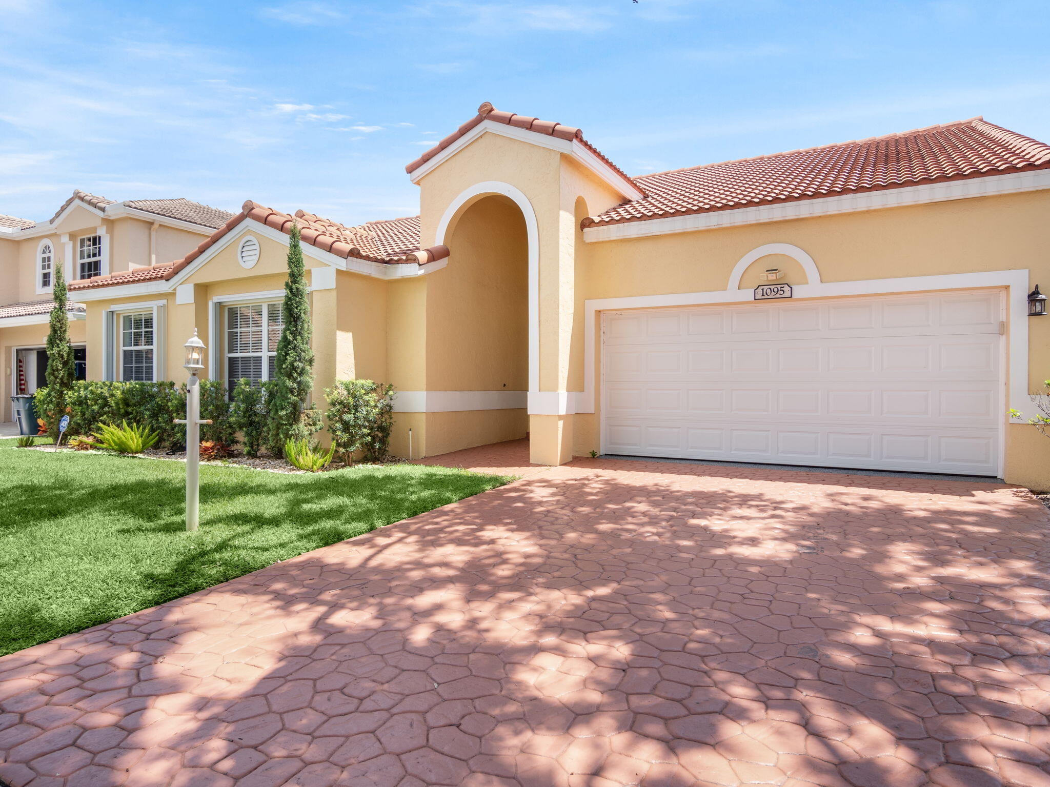 1095 Roble Way