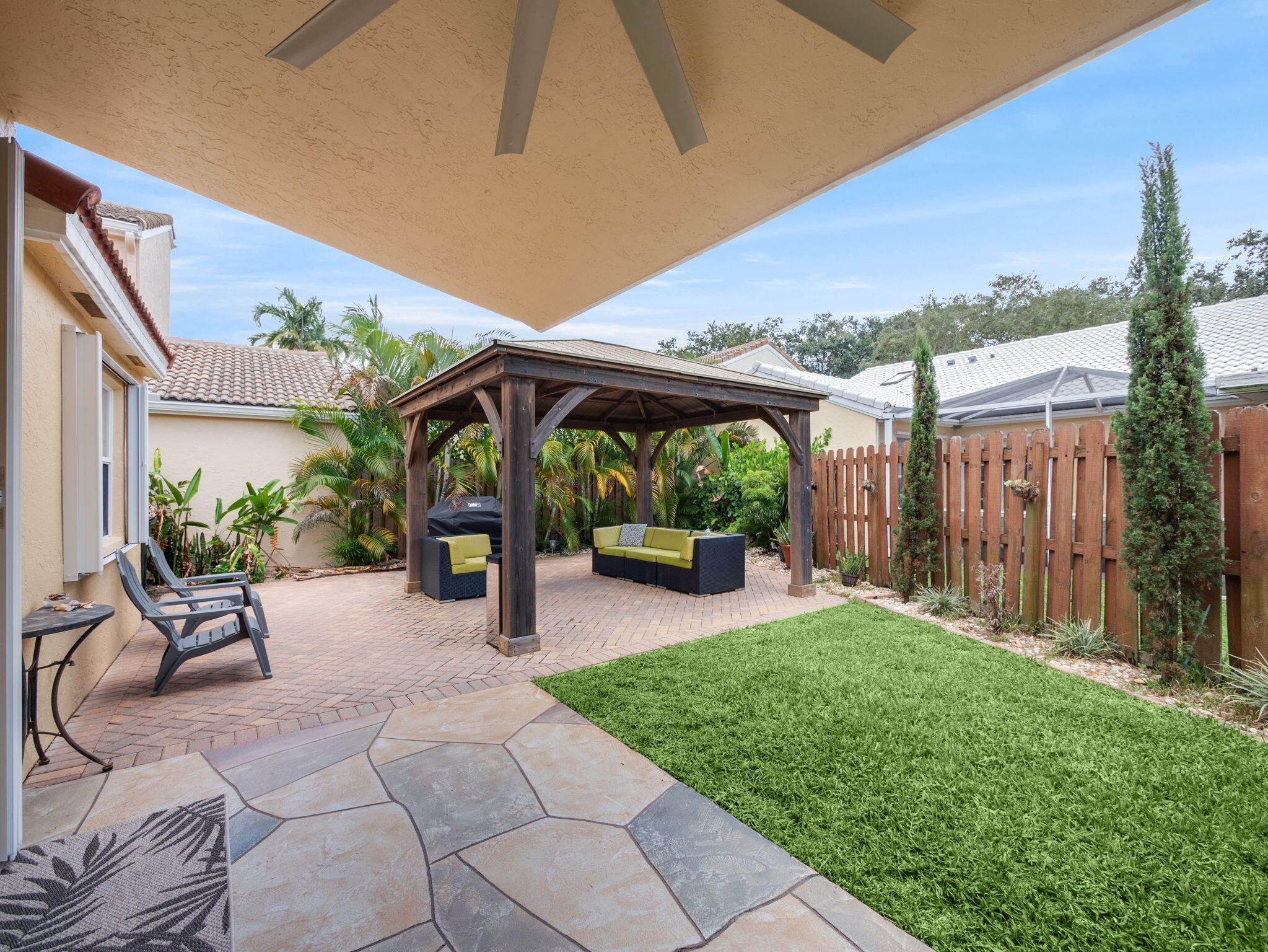 1095 Roble Way