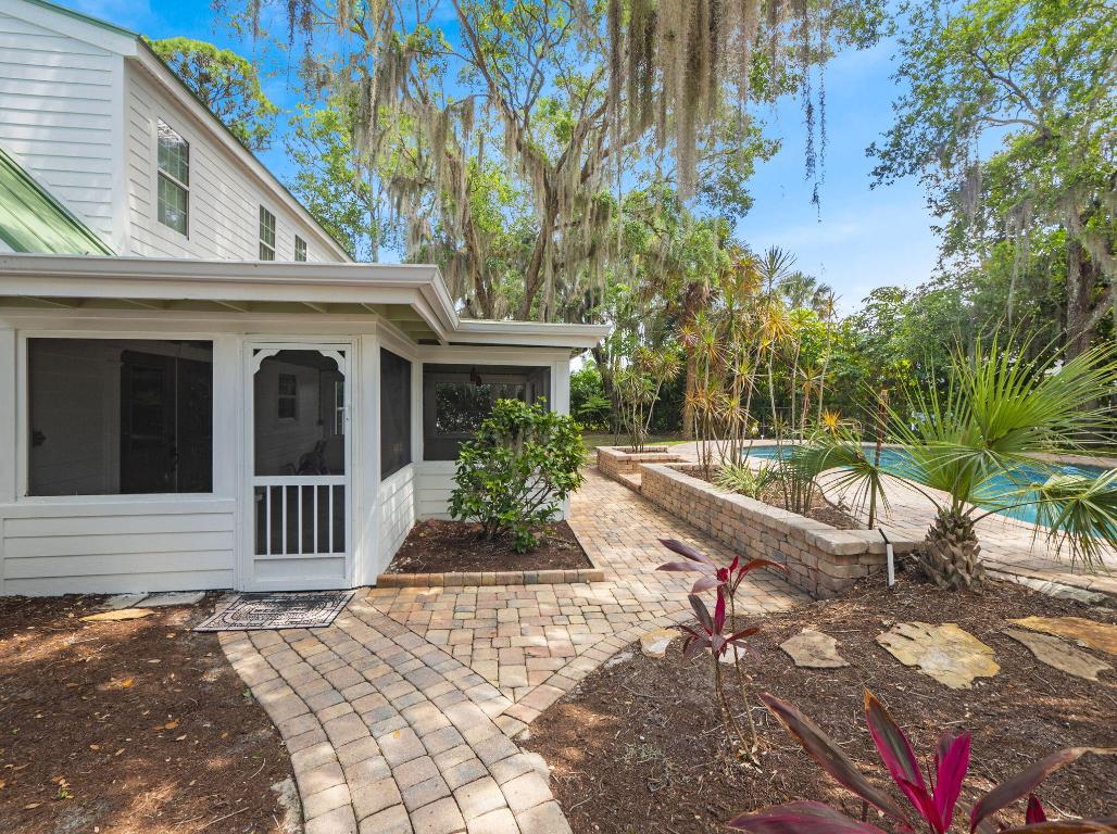 865 SW Magnolia Bluff Drive