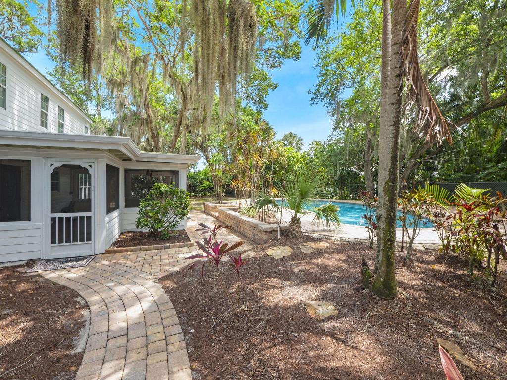 865 SW Magnolia Bluff Drive