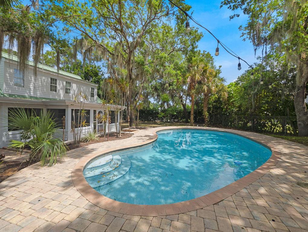 865 SW Magnolia Bluff Drive