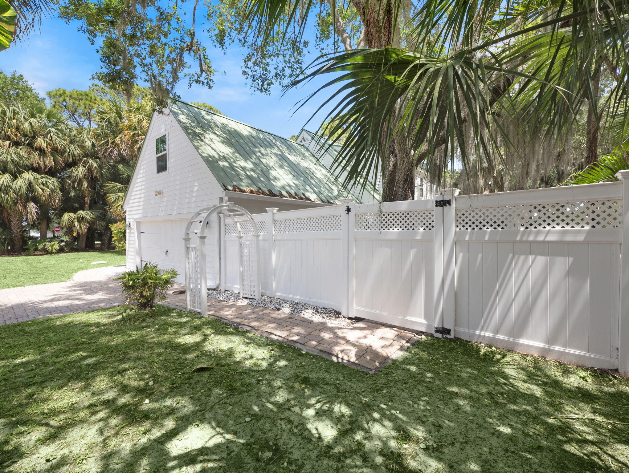 865 SW Magnolia Bluff Drive