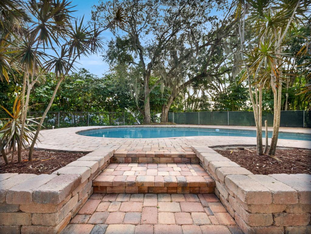 865 SW Magnolia Bluff Drive