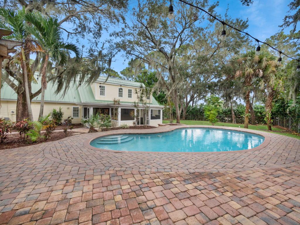 865 SW Magnolia Bluff Drive