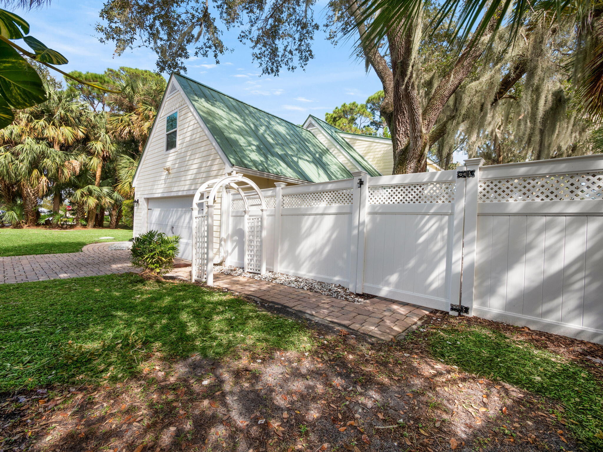 865 SW Magnolia Bluff Drive