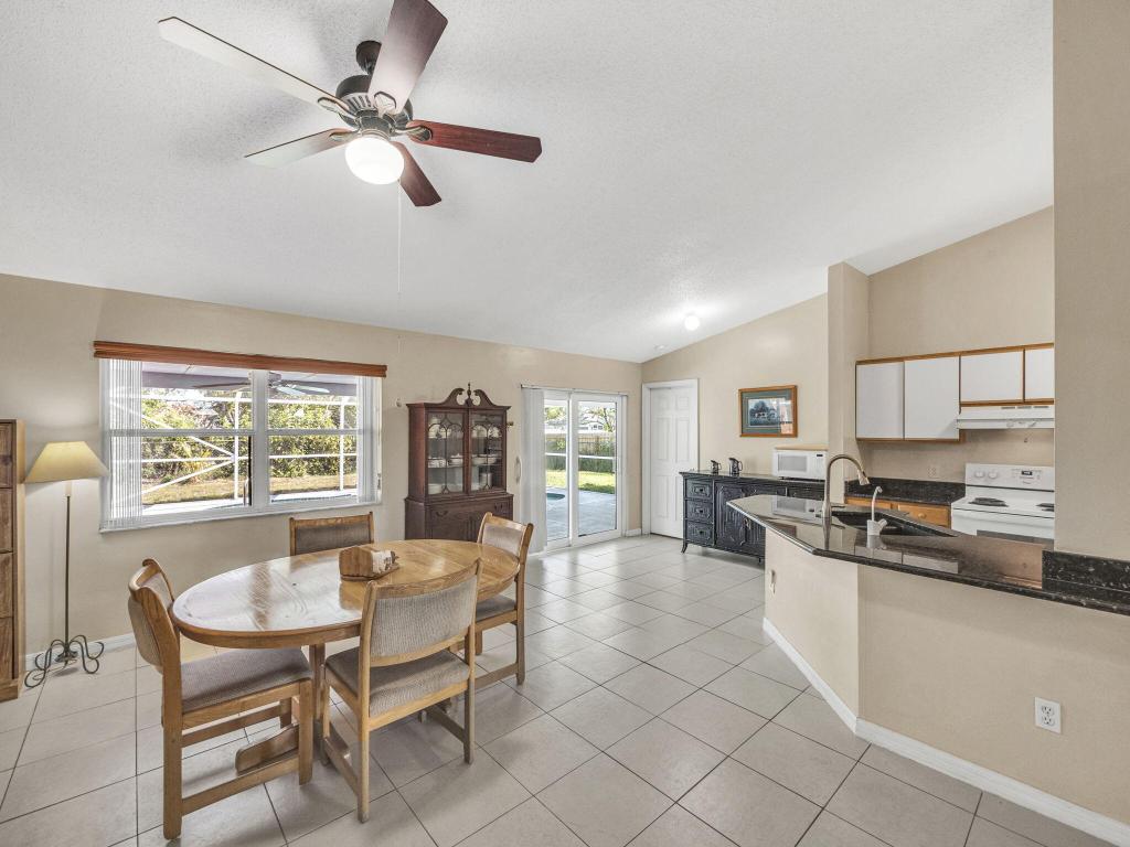 509 SW Feldman Avenue