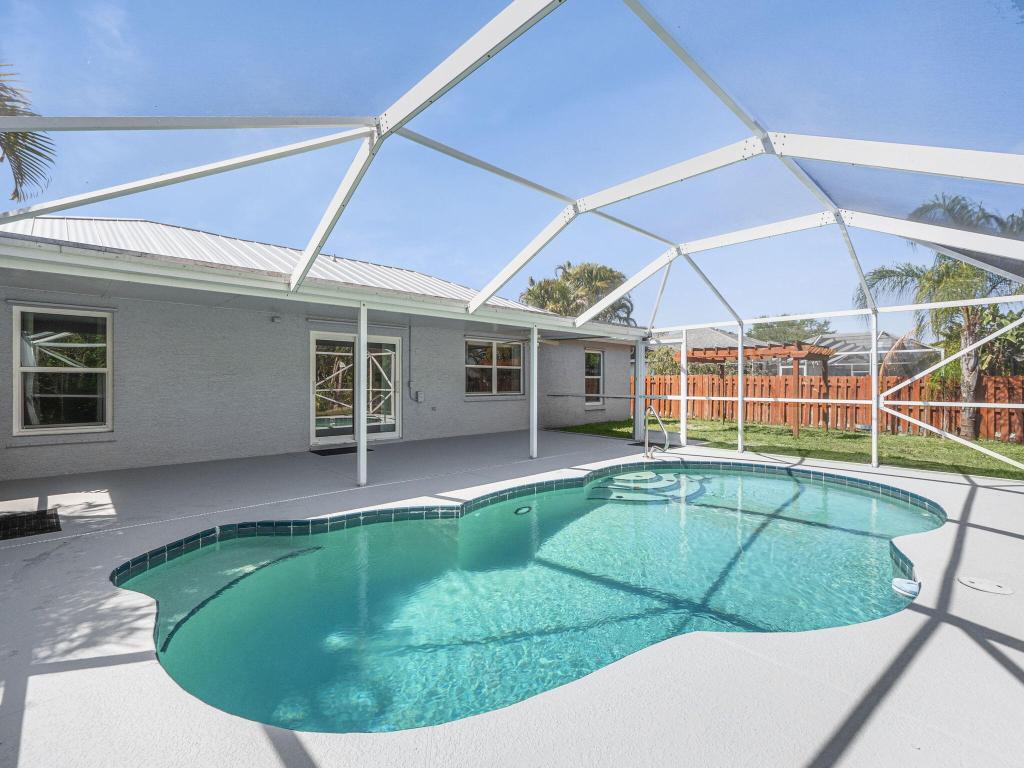 509 SW Feldman Avenue