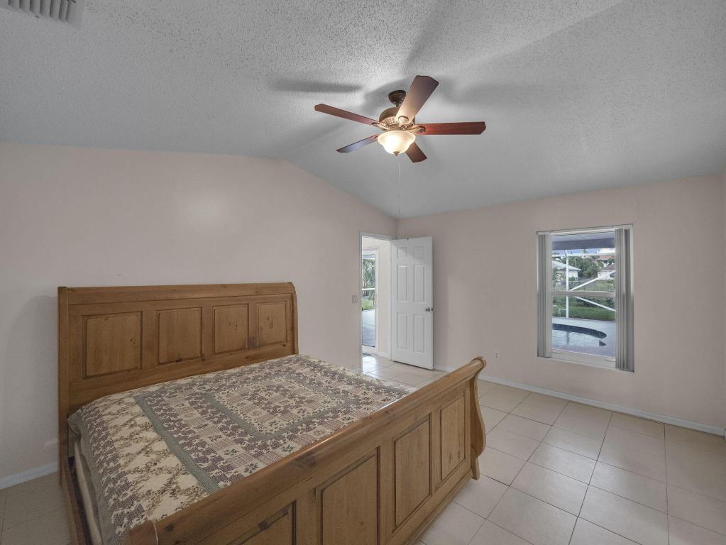 509 SW Feldman Avenue