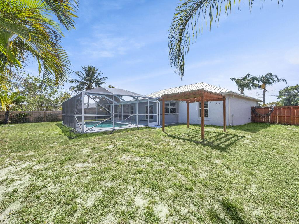 509 SW Feldman Avenue