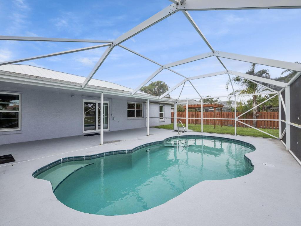 509 SW Feldman Avenue