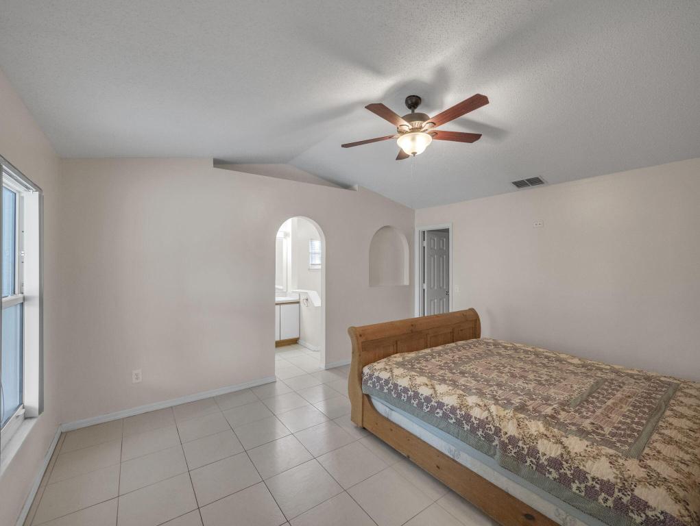 509 SW Feldman Avenue