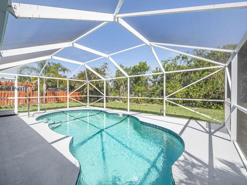 509 SW Feldman Avenue