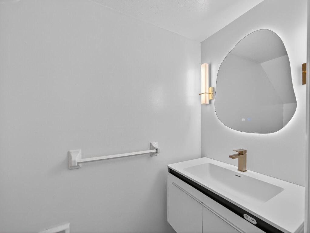 1002 Shorewinds Drive