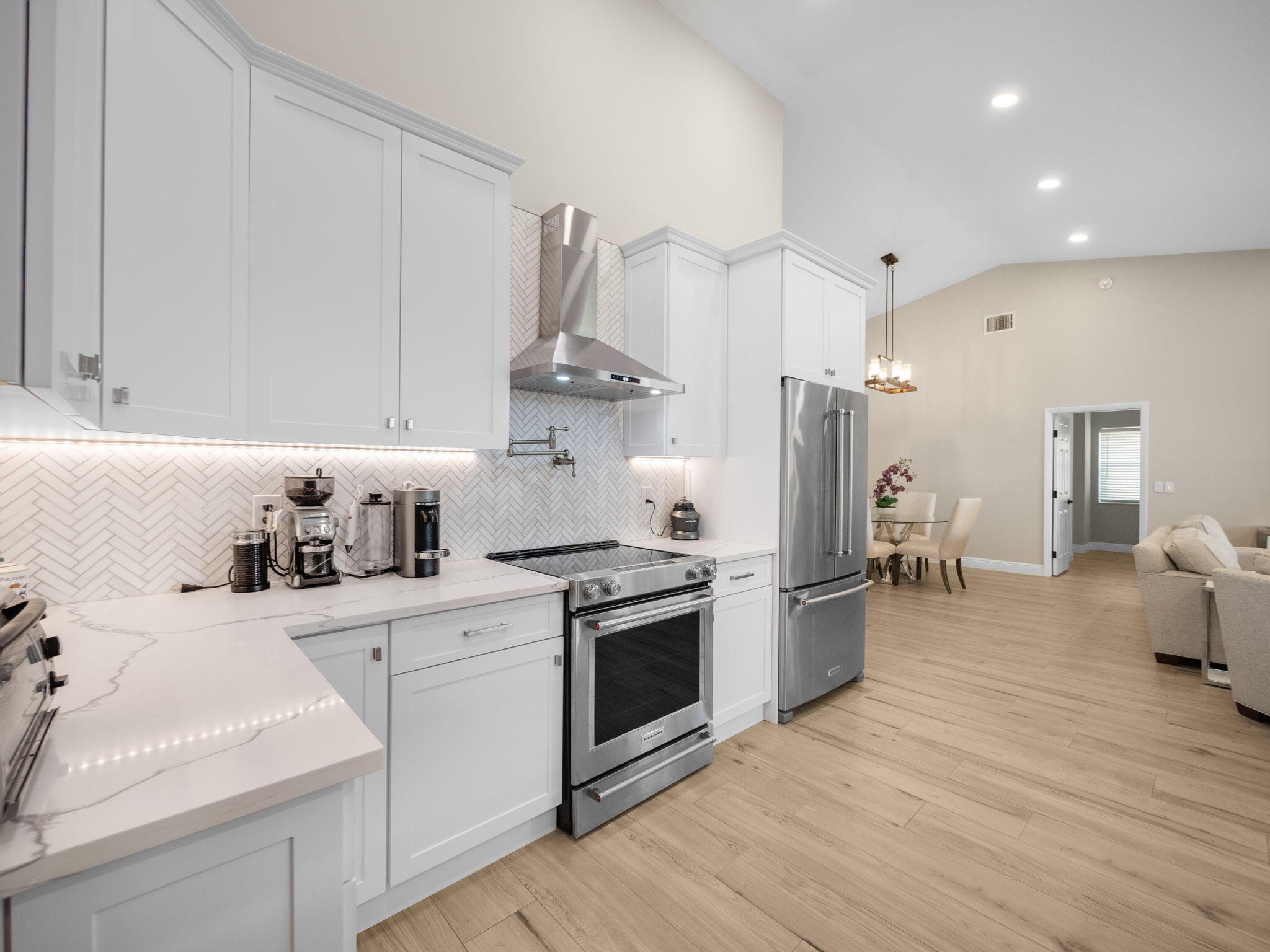 1095 Roble Way