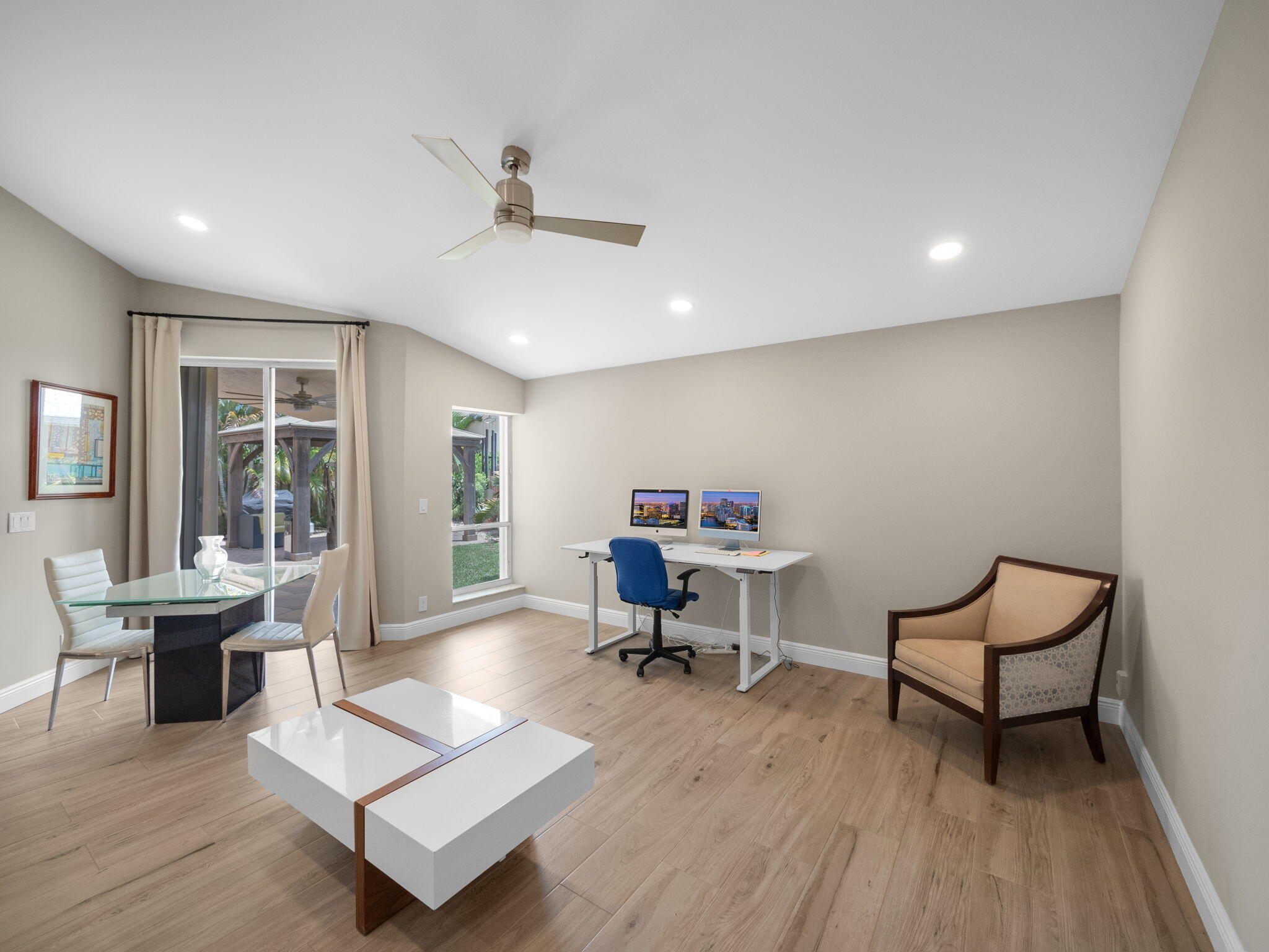 1095 Roble Way