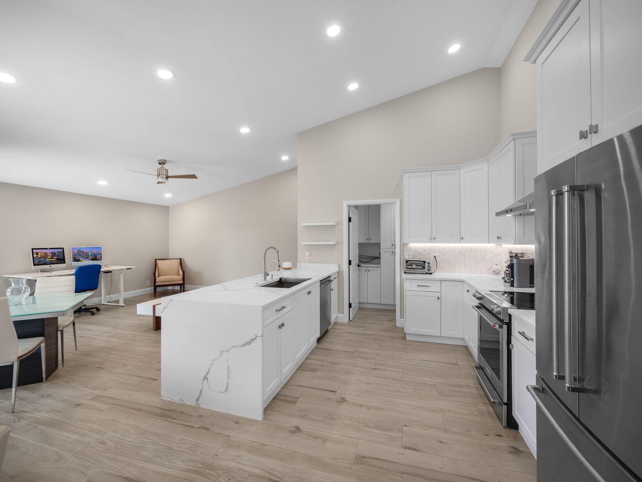 1095 Roble Way